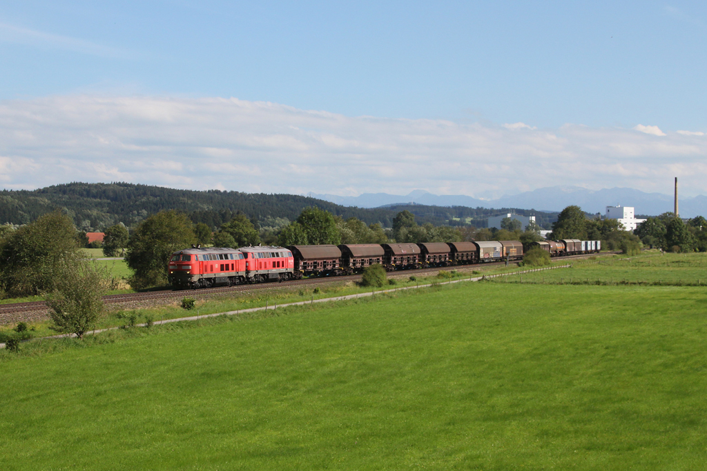 225 073 + 225 032 mit dem Umleitergterzug FS 45197 am 10.08.2011 bei Biessenhofen.