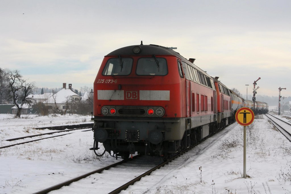 225 073-6 + 802-8 hingen am Ende eines Kesselzuges nach Burghausen, welcher den Bahnhof Tling am 07.12.10 durchfuhr.