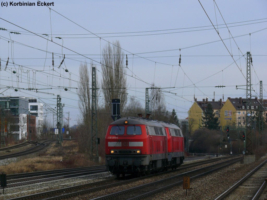 225 073-6 mit einer Schwestermaschine bei der Durchfahrt am Heimeranplatz, 20.03.2010