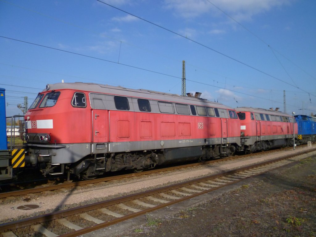 225 079-3 und 225 071-0 stehen am 31.10.11 in Zwickau/Sachs.am Bahnsteig 6.
