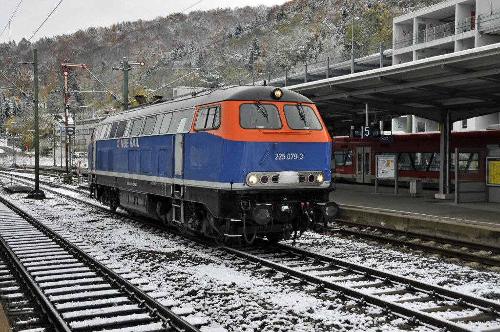 225 079 der NBE(Nordbayrische Eisenbahn)ist LZ in Horb am Neckar und wartet auf ihre weiterfahrt.Bild entstand am 28.10.2012