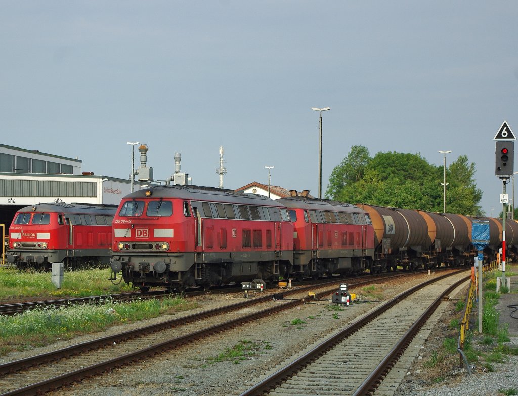 225 094-2 und 225 XXX ziehen einen Kesselwagenzug in den Bahnhof Mhldorf. Aufgenommen am 15.07.2010.
