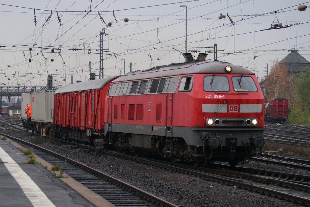 225 099-1 rangierte am 14.11.09 mit einem Hilfswagen und zwei kaputten Containerwagen (Flachstellen) in Mainz-Bischofsheim
