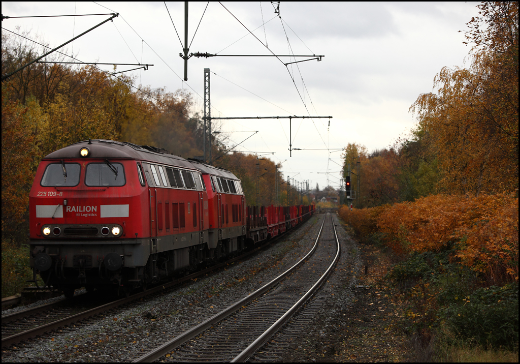 225 109 und eine Schwesterlok haben vermutlich den Leerzug aus Hohenlimburg am Haken und Brummen mit ihrem herrlichen Dieselsound in Richtung Duisburg. (04.11.2010)
