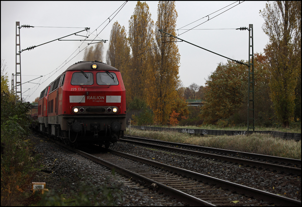 225 133 und eine Schwesterlok haben vermutlich den 61271, Krefeld-Stahlwerk - Bochum-Prsident, am Haken. (04.11.2010)

