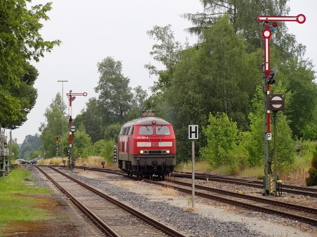 225 803-6 bei der Einfahrt in Bahnhof Roßberg am 22.06.2011. Sie wird die für die Beladung der Kieswagen erforderliche Lokleistung von der defekten 225 809-3 übernehmen.