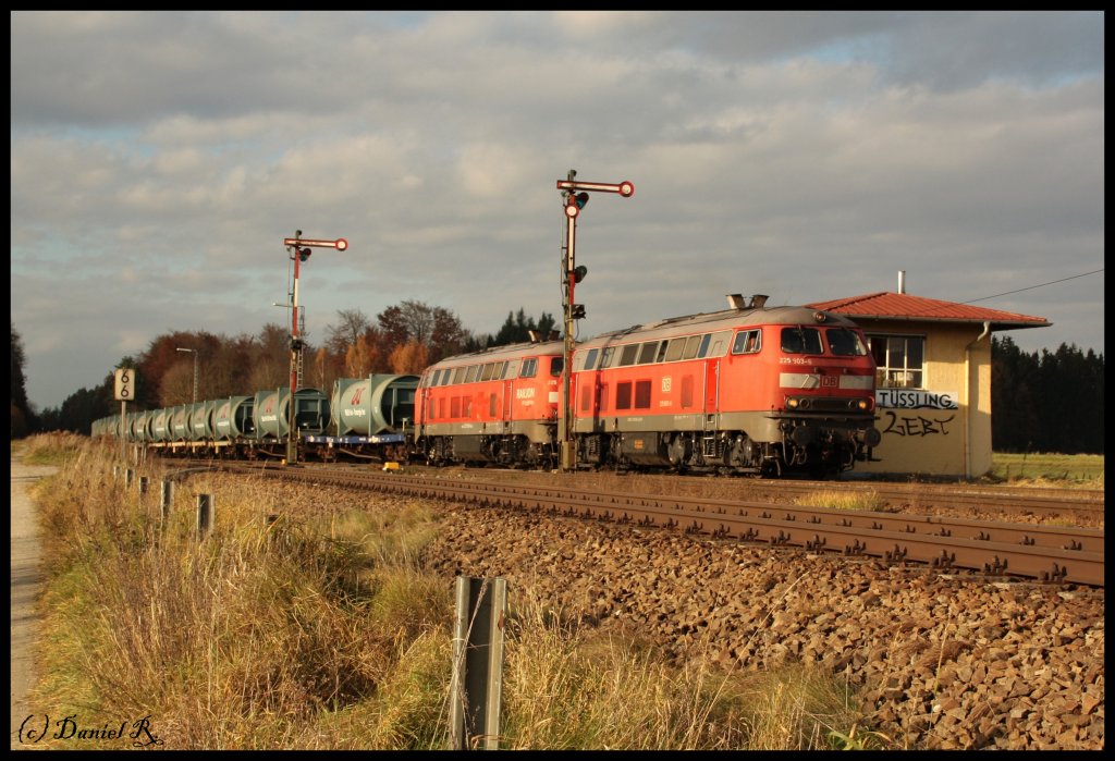225 803 und eine Schwestermaschiene bringen am 03.11.10 den Mllzug von Mhldorf gen Burghausen. (Ort siehe Foto)