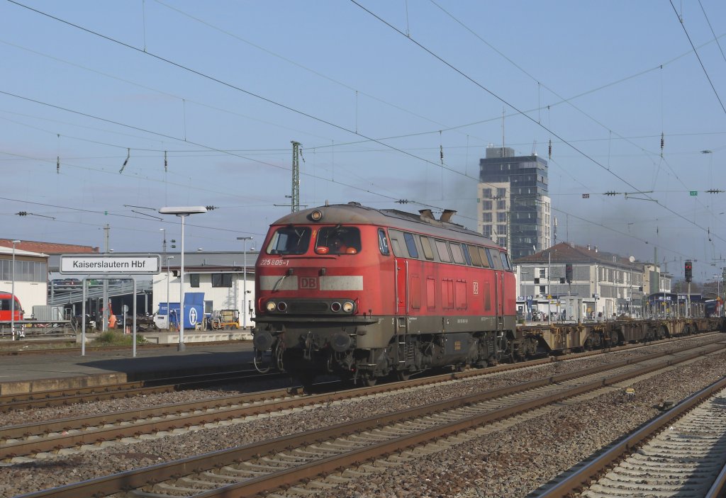 225 805-1 (218 005-7) zieht einen Flachwagenzug am 20.11.2011 durch Kaiserslautern