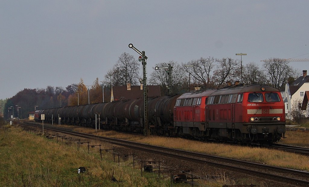 225 805 -1 und 225 032 -2 zogen den Zug, noch zwie schwesterloks schoben den Zug am 03.11.2010 in Tssling.