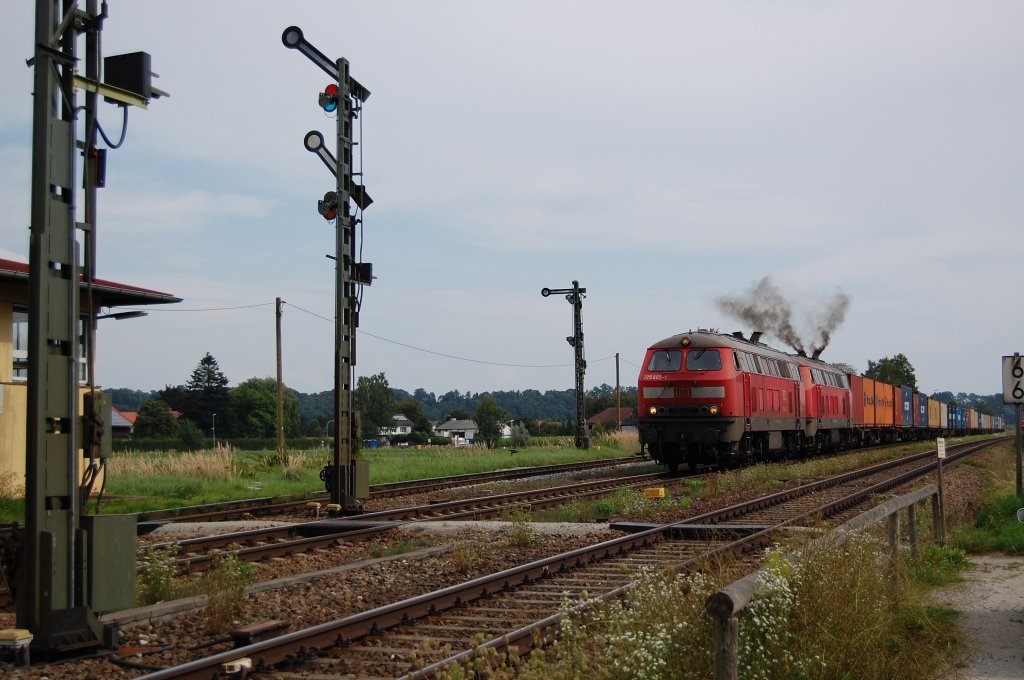 225 805-1 und 225 802-8 beim anfahren mit einem Containerzug im Bahnhof Tssling, 23.08.2010.