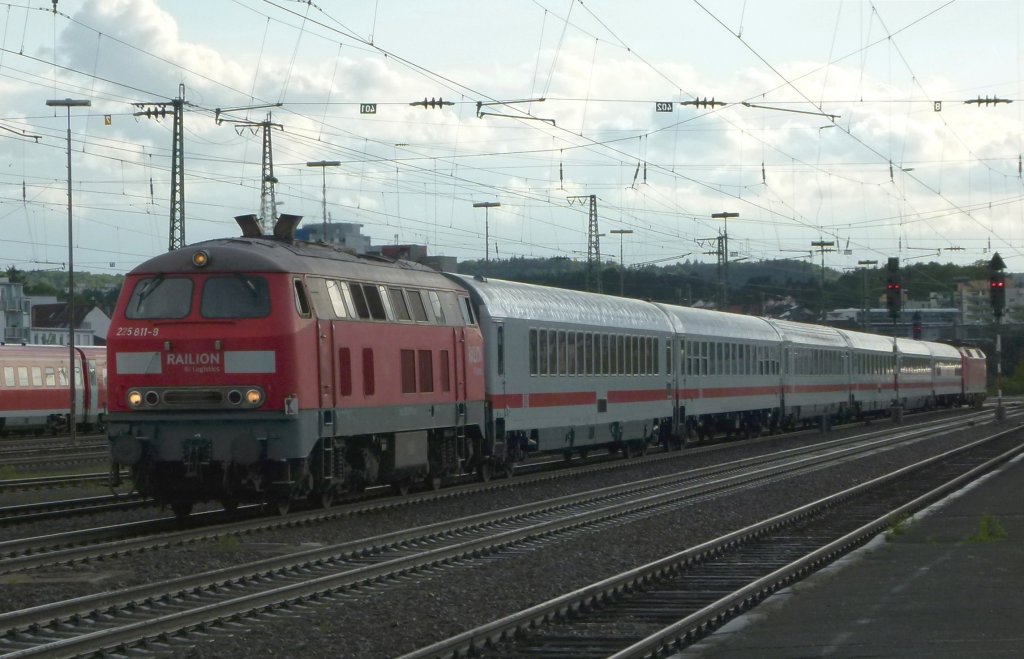 225 811-9 (218 011-7) ist mit dem IC 2057 Saarbrcken - Frankfurt (Main) am 16.05.2012in Kaiserslautern