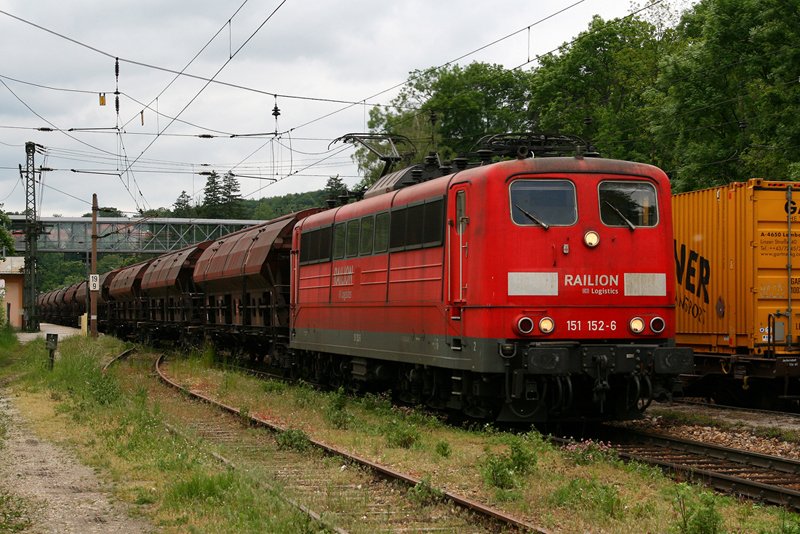 22.5.08 Im Jahr 2008 noch ein alltgliches Gesicht auf den sterreichischen Gleisen. Die Baureihe 151 war darmals eigentlich kaum wegzudenken (abgesehen von den 25 182ern) Seitdem aber die 185er dominieren kommen die 151er nur noch vereinzelt in den Osten. Zu sehen ist die 151 152 mit dem LGAG 47101 von Passau nach Hegyeshalom.