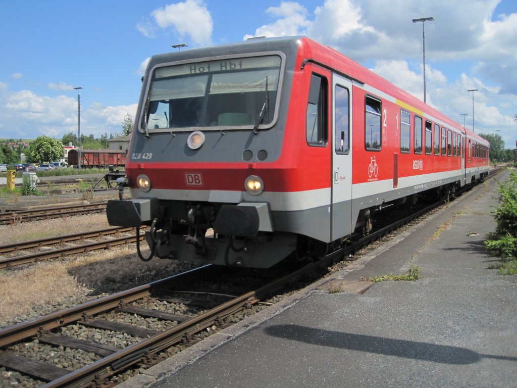 22.6.2010 14:06 DB AG Baureihe 628 429 als RB aus Selb Stadt bei der Einfahrt auf Gleis 8 in den Bahnhof Hof (Saale). 