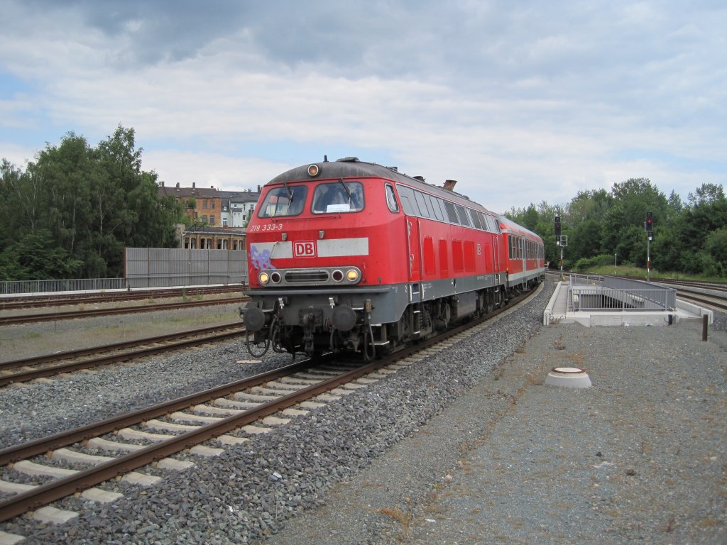 22.6.2010 15:10 DB AG Baureihe 218 333-3 vor dem RE aus Leipzig nach Hof (Saale) fhrt gerade in Plauen (Vogtland) Oberer Bahnhof ein.
