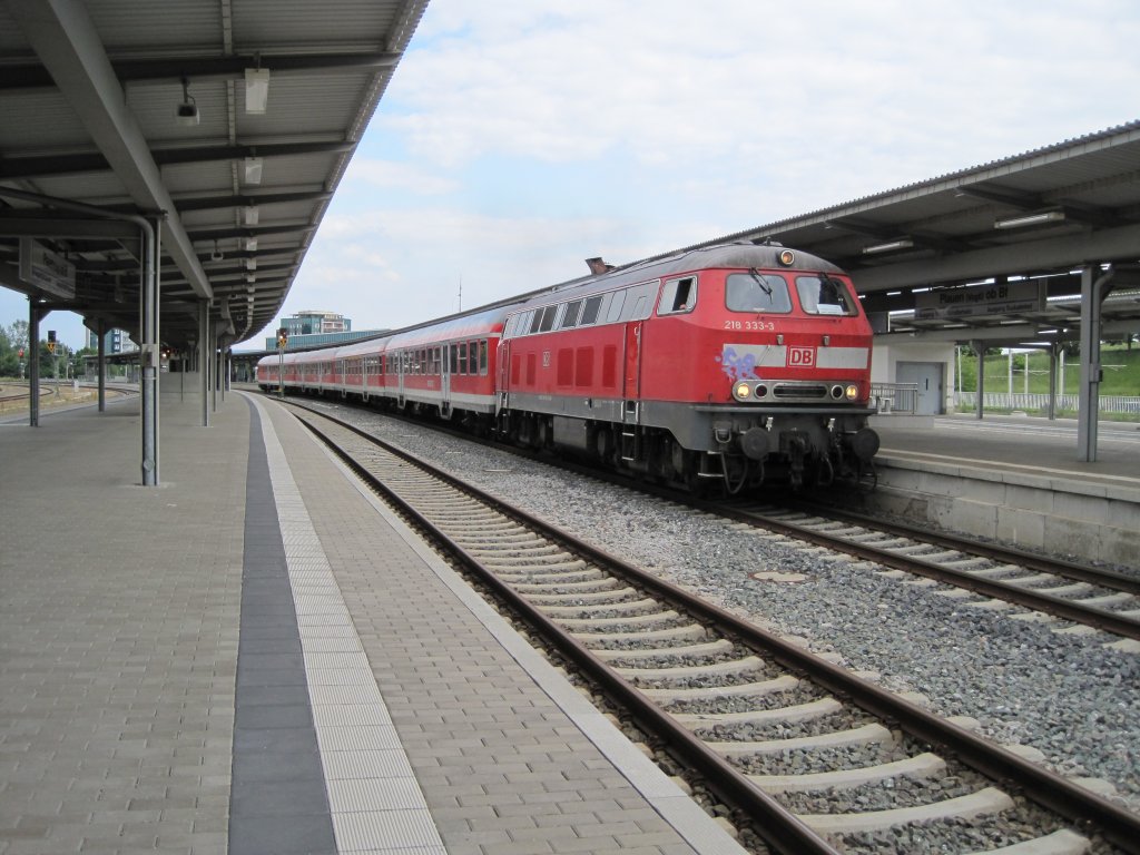 22.6.2010 17:12 DB AG Baureihe 218 333-3 zieht den RE 16 bestehend aus 3 n-Wagen und einem Karlsruher Steuerwagen von Leipzig nach Hof (Saale) aus Plauen (Vogtland) Oberer Bahnhof.
