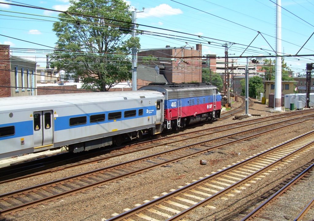 22.7.2007 Norwalk, CT. F 10 (former F 3) No. 410 built 1946 for Gulf-Mobile & Ohio RR for light freight trains 1300 hp, upgraded to 1800 sold 84 to MBTA / Massachusets Bay Transit Authority sold 95 to MTA / Metro North Transportation Authority. 
Biegt gerade Richtung Danbury, CT ab.