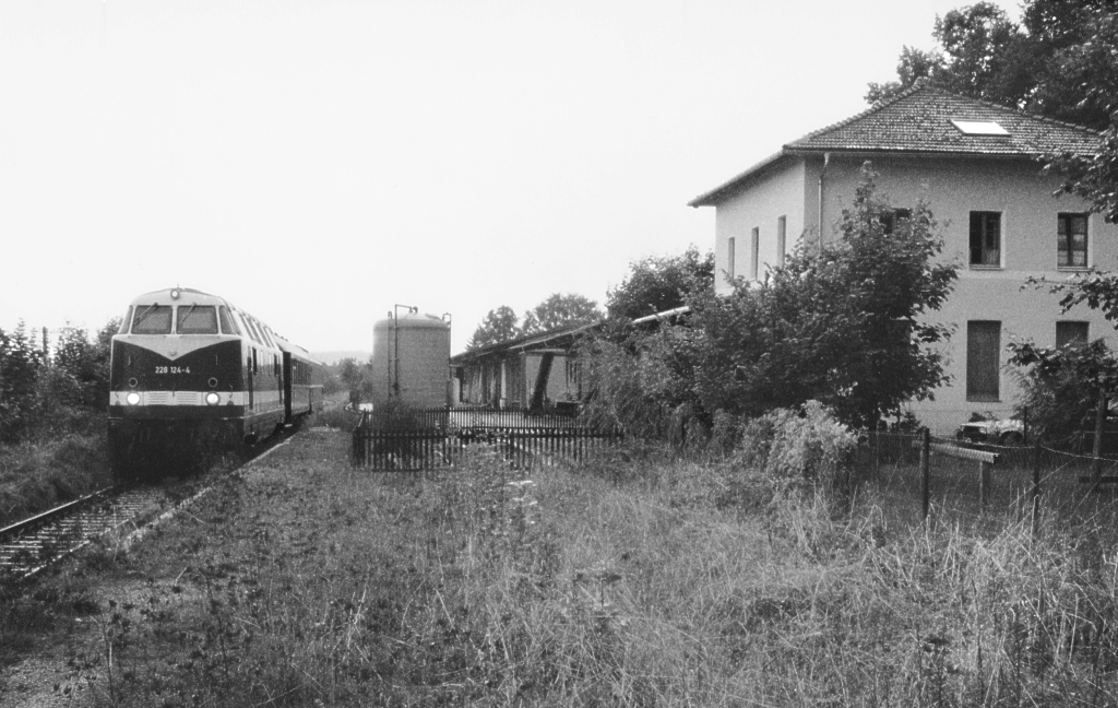 228 124 hlt am 11.4.94 mit einem Sonderzug nach Dinkelsbhl kurz im Bahnhof Marktoffingen
