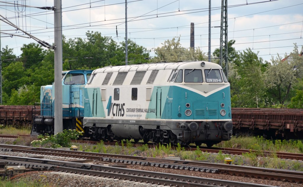 228 203 der Hafen Halle(S) stand am 02.06.12 in Bitterfeld abgestellt, fotografiert vom Bahnsteig aus.
