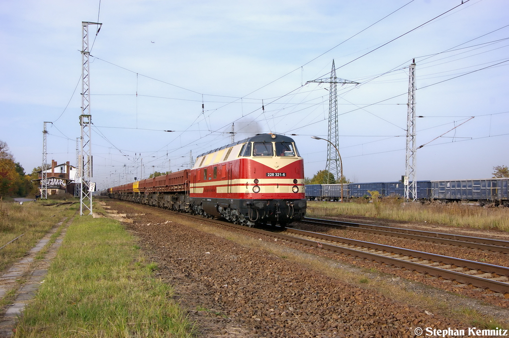 228 321-6 CLR – Cargo Logistik Rail Service GmbH mit einem Fas Ganzzug in Satzkorn und fuhr in Richtung Golm weiter. Sie kam vom Nikolassee wo sie Schotter zu der Neuen S1-Br�cke hin gebracht hatte. 20.10.2012