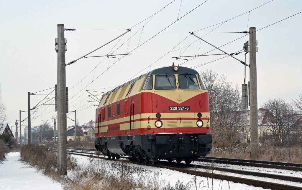 228 321 der Cargo Logistik Rail Service kam am 13.12.12 Lz durch Greppin Richtung Bitterfeld.