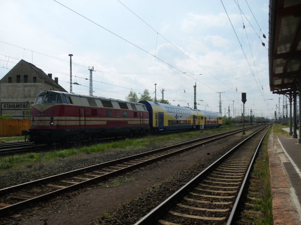 228 321 kam am 05.05.2013 mit 2x Metronom Dostos aus Richtung Uelzen und fuhr weiter nach kurzem Halt in Stendal Richtung Halberstadt ber Magdeburg.