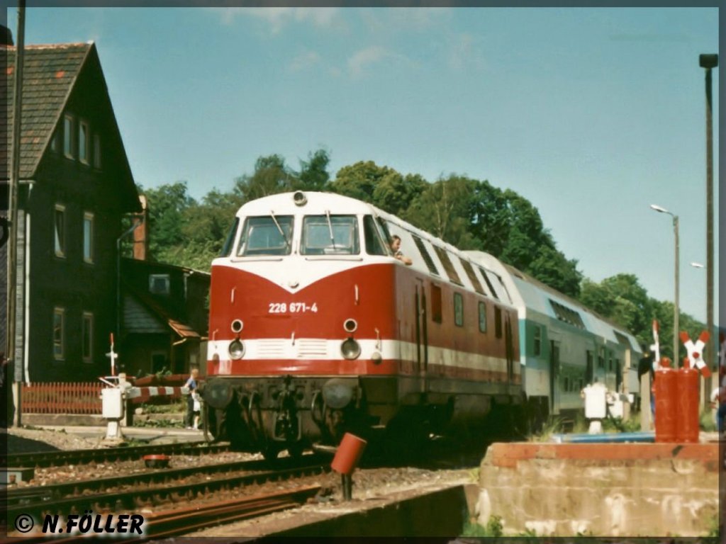 228 671 erreicht im August 1993 mit einer RB den Bahnhof Schleusingen. (Fotoscan)