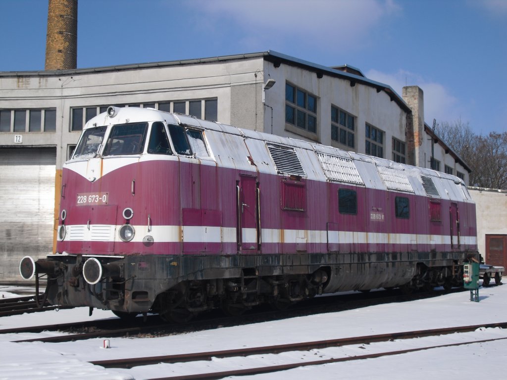 228 673-0 steht noch immer in Glauchau bei der IG 58 3047. Ob sie jemals wieder fahren wird? Aufgenommen am 06.03.10.