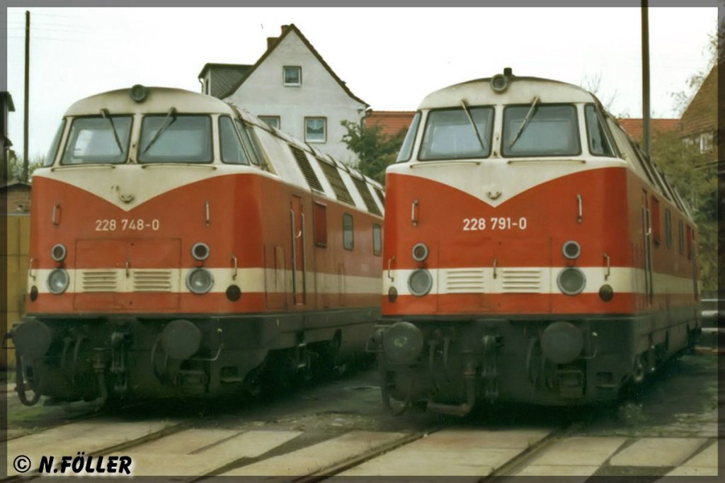 228 748 und 228 791 halten ihre Sonntagsruhe in der Einsatzstelle Sonneberg im Juni 1995
