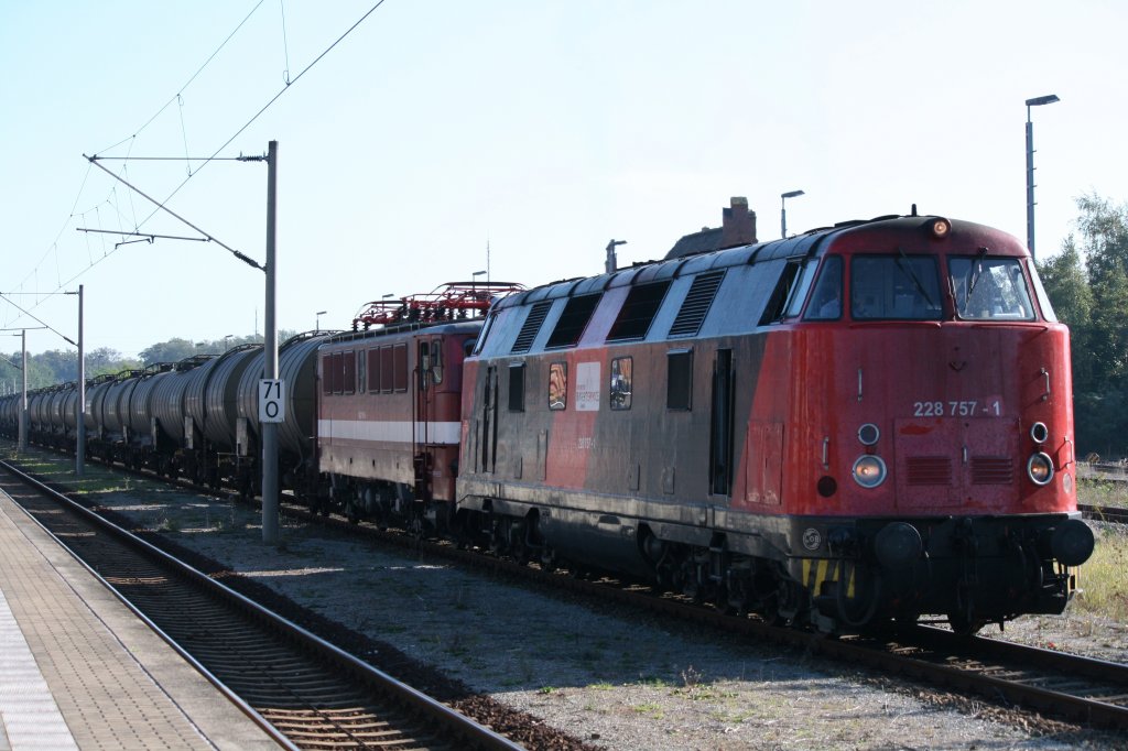 228 757-1 und 142 110-6(kalt) der EBS mit Kesselwagenzug am 01.10.2011 in Rathenow