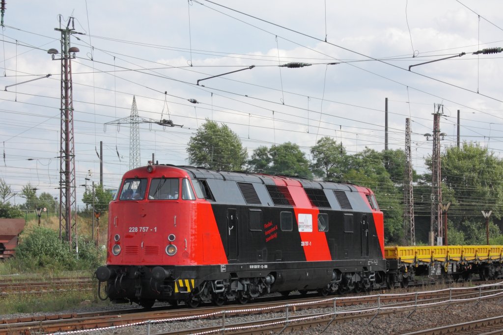 228 757-1 der Erfurter Bahnservice GmbH fhrt mit einem Bauzug durch Magdeburg-Rothensee in Richtung Norden. Fotografiert am 24.08.2010. 