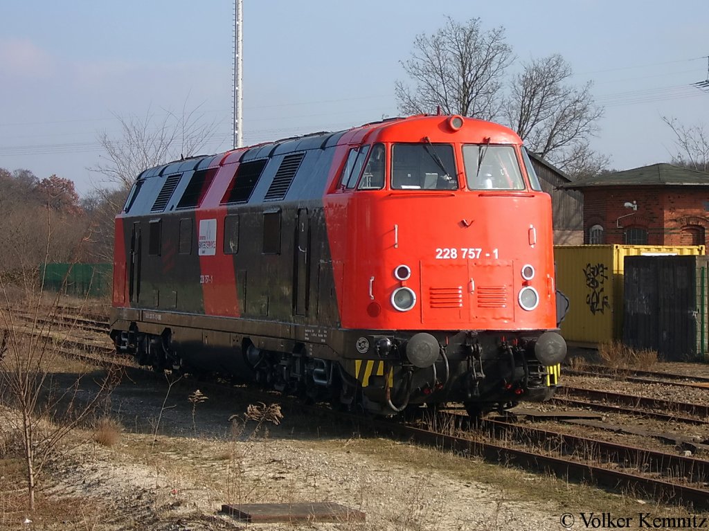 228 757-1 von der Erfurter Bahnservice GmbH stand zu diesem Zeitpunkt noch in Rathenow. Dieses Foto hat gl�cklicherweise mein Vater gemacht. 21.02.2011