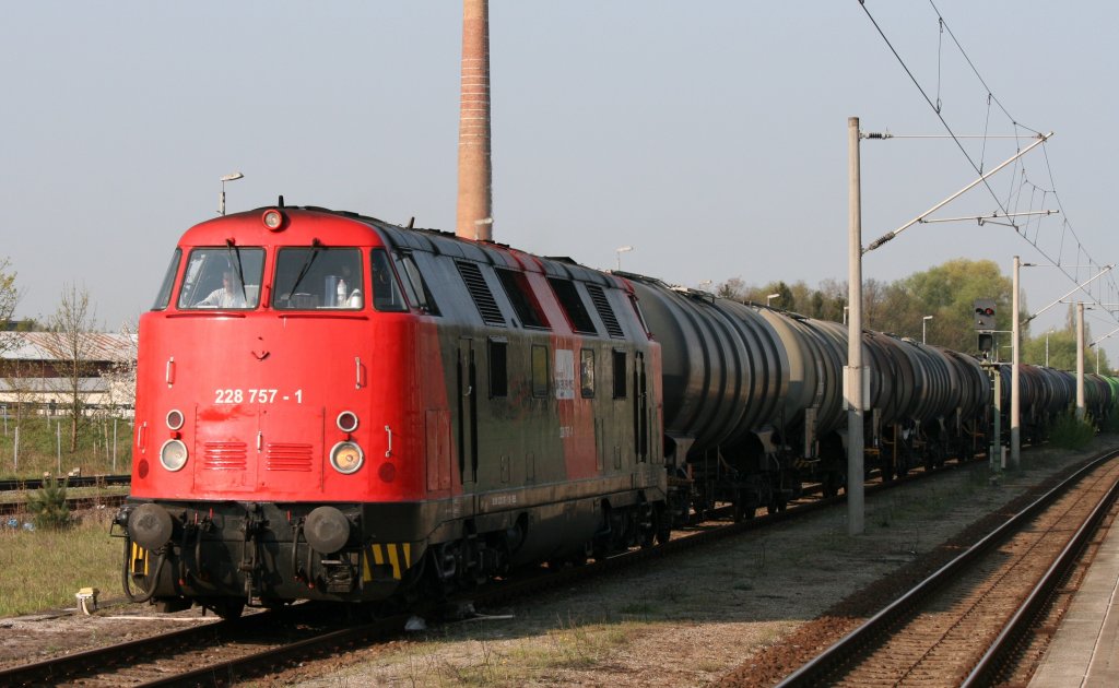 228 757-1 der Erfurter Bahnservice GmbH mit Kesselwagenzug am 21.04.2011 in Rathenow