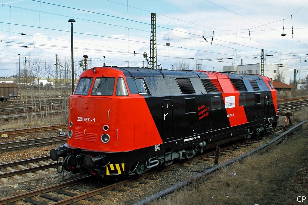 228 757-1 der Erfurter Bahnservice steht am 20.3.2010 im Erfurter Gterbahnhof. (Leider ist die Qualitt eher subobtimal, da ich das Bild aus dem fahrenden IC aufgenommen habe.)