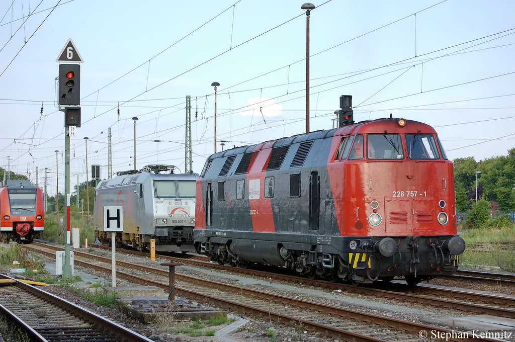 228 757-1 ex DR 118 357-3 von der Erfurter Bahnservice GmbH beim rangieren in Stendal 26.07.2011