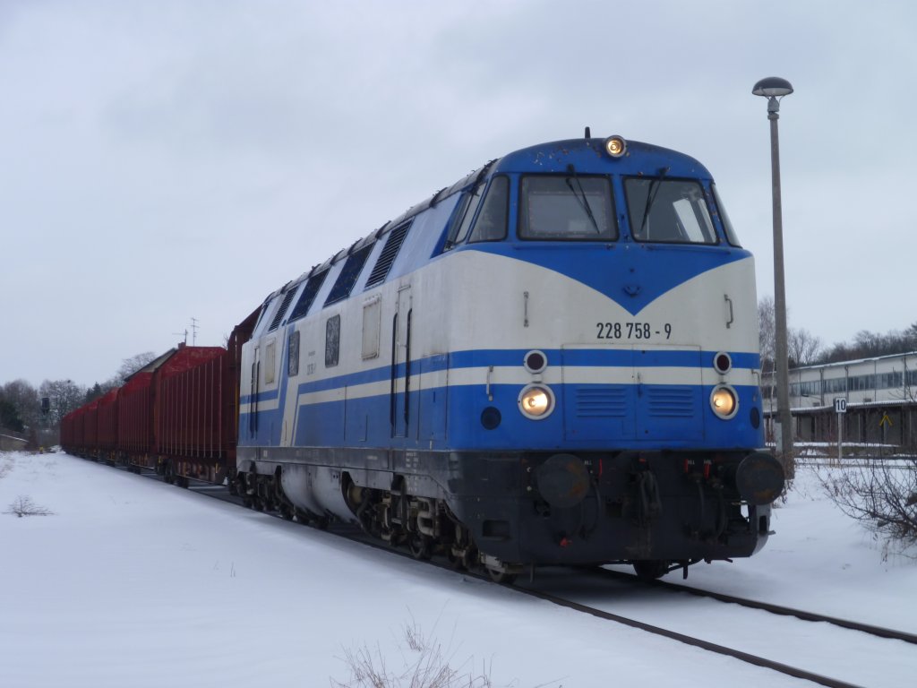 228 758-9 der Rennsteigbahn auf dem Weg nach Parkstein-Htten, hier am 28.01.13 beim Zwischenstopp in Mehltheuer.