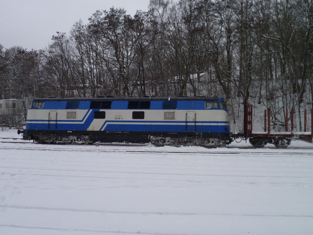 228 758-9 der Rennsteigbahn fuhr am 11.12.12 mit einem leeren Holzzug durch Marktredwitz.