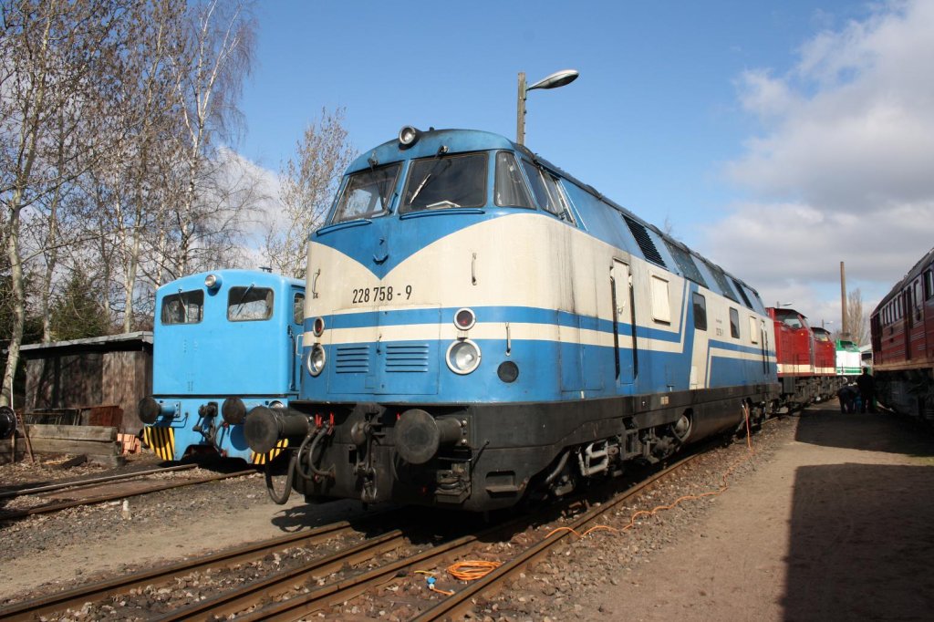 228 758-9 der Rennsteigbahn in Leipzig Plagwitz 19.03.2011