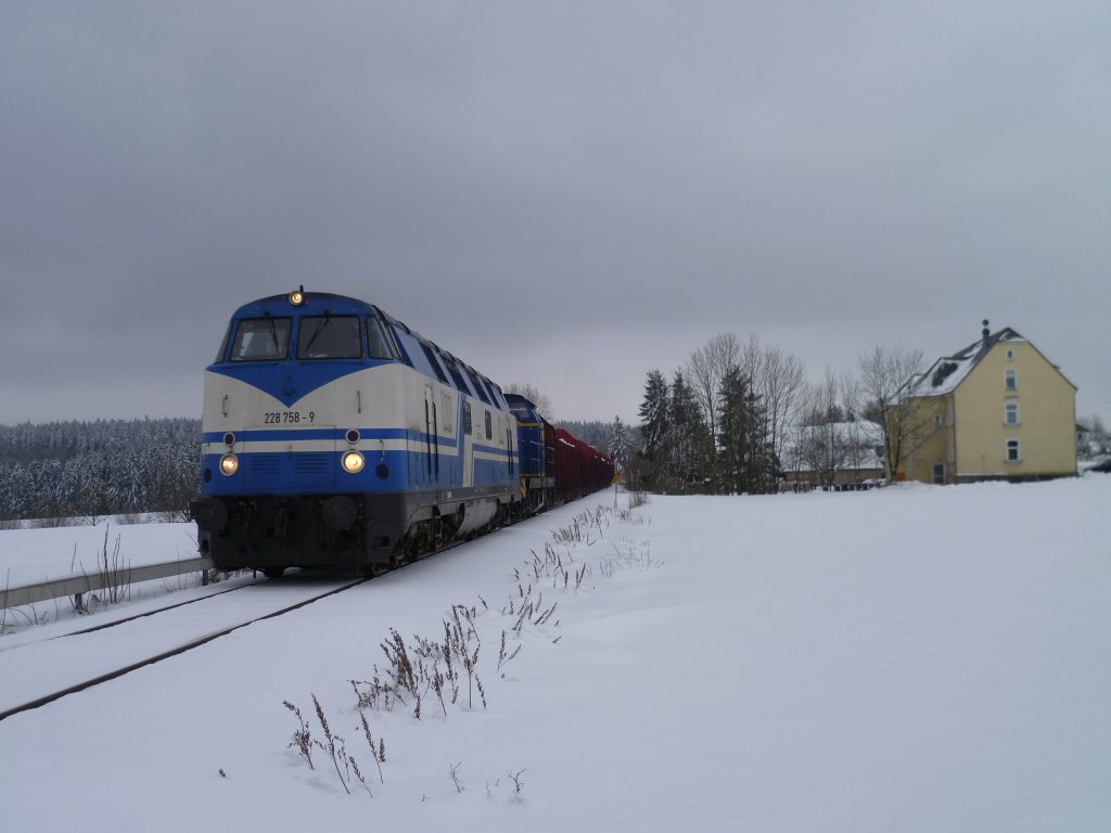 228 758-9 der Rennsteigbahn musste heut am 01.03.13 die defekte V100 (1702) der MWB aus Weiden mit dem Holzzug holen. Hier zusehen in Mehltheuer/V.