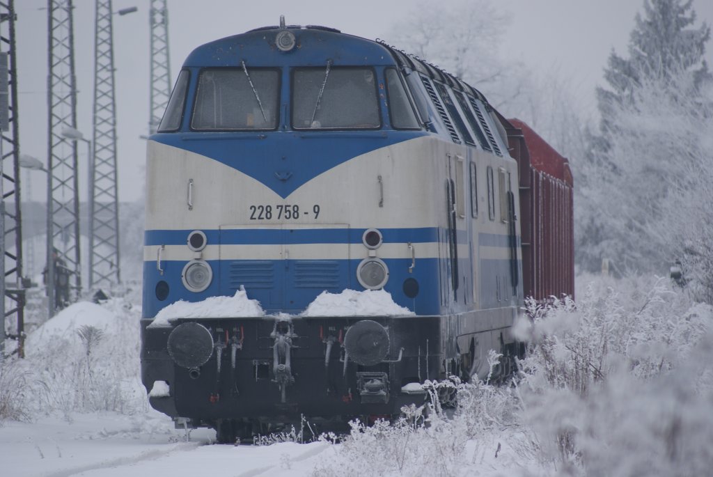 228 758-9 der Rennsteigbahn steht abgestellt am Bahnhof Grokorbetha,am 30.12.2010