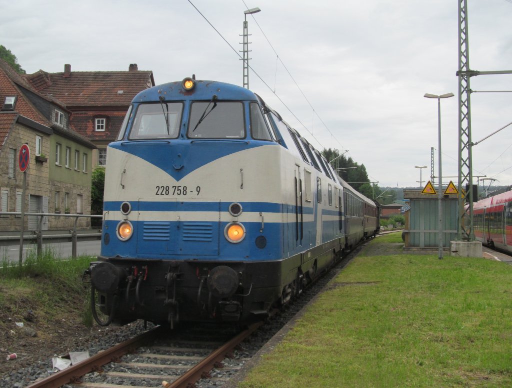 228 758-9 der Rennsteigbahn steht am 02. Juni 2013 mit einem Sonderzug aus Grfenroda auf Gleis 5 in Kronach.