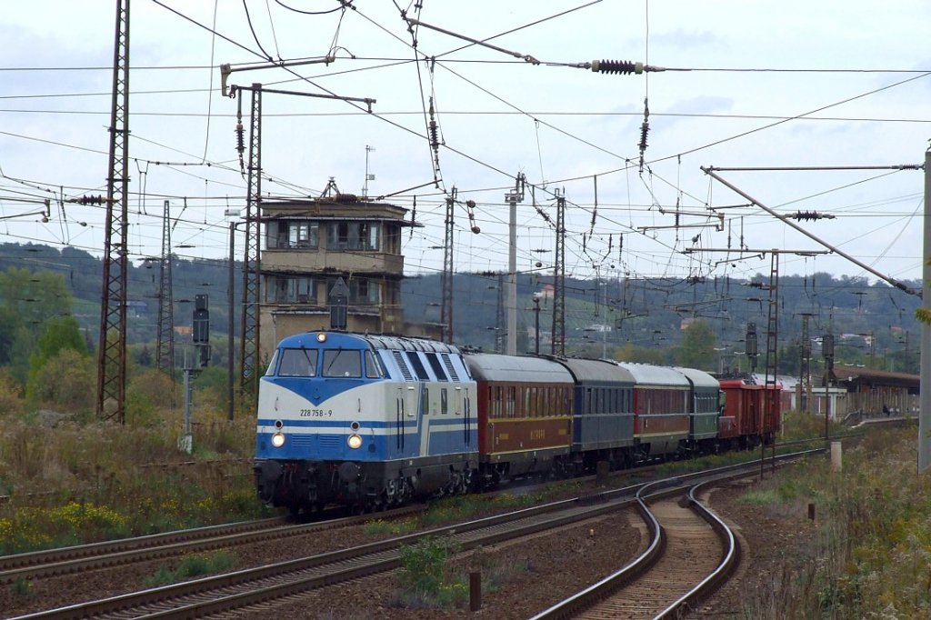 228 758 der Rennsteigbahn durchfhrt am 05.10.2009 den Bahnhof Naumburg in Richtung Heimat.