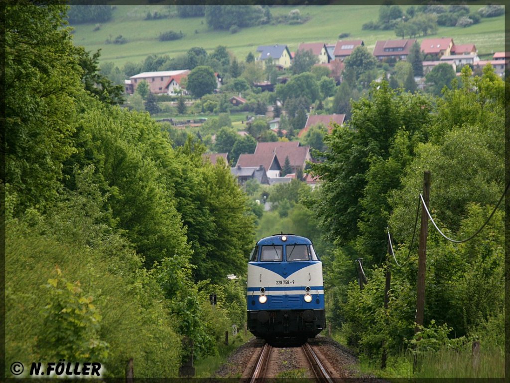 228 758 in der Steigung nach Grmpen mit dem Gourmetzug der  Rennsteigbahn  am 02.06.2013.

Bitte das heutige Bild zur Betrachtung und Bewertung heranziehen.