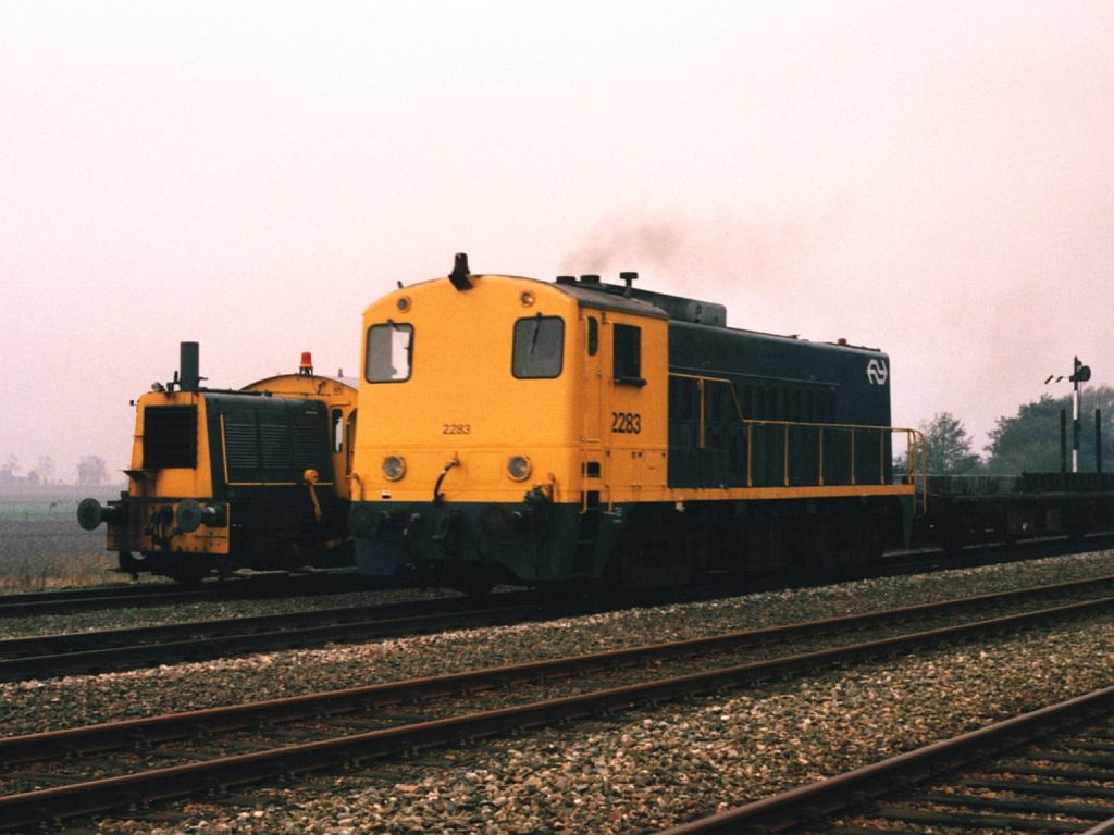 2283 mit Gterzug 55765 Onnen-Veendam auf Bahnhof Zuidbroek am 20-8-1988. Im Hintergrund ist eine der letzten Flgelsignale in die Niederlande zu sehen. Bild und scan: Date Jan de Vries.