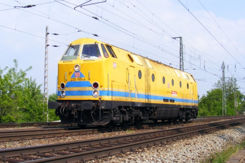 229 147 fuhr am 29.05.2010 solo aus Richtung Biederitz ber die Elbe Richtung Magdeburg Hbf.

Lieben Gru an den TF  !!    War wirklich eine nette Geste !!!!!!