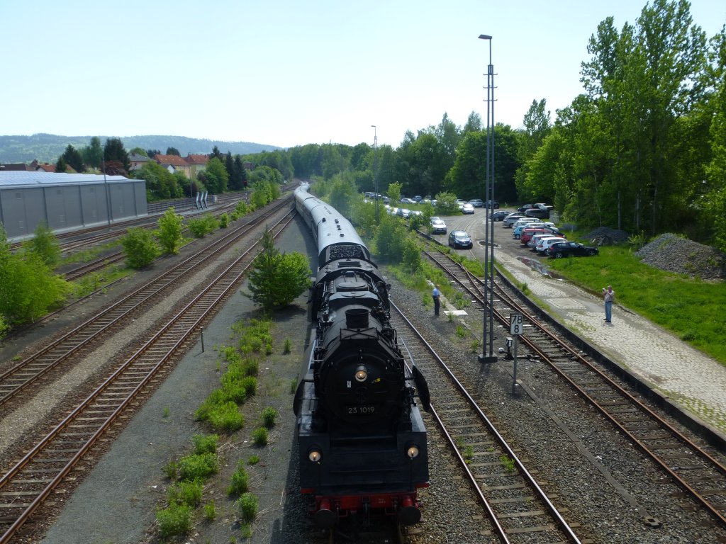 23 019 fhrt hier in den Bahnhof von Neuenmarkt-Wirsberg ein, 19.Mai 2013.