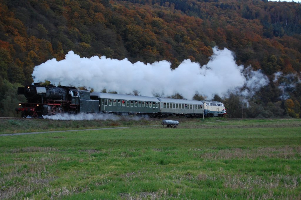 23 042 und 216 224-6 ( am Zugschluss ) mit ihrem Sonderzug von Frankenberg ( Eder ) nach Herzhausen, hier kurz vor Kirchlotheim, 24.10.2010.
