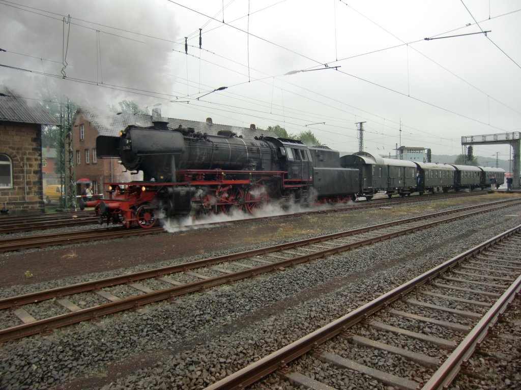 23 042 in Altenbeken wegen Vivat Viadukt (das Bild ist nicht verswommen sondern, das der Nebel und starker Regen!) (03.07.2011)