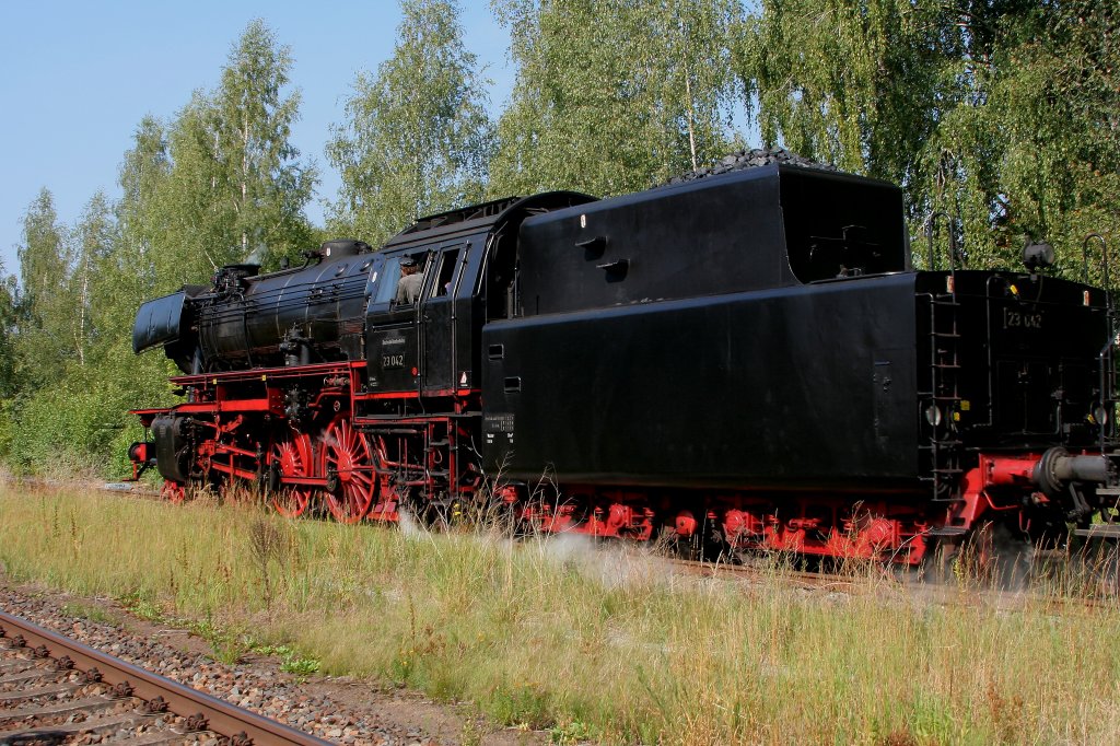 23 042 am 03.09.2011 bei der Ausfahrt aus dem Bf. Rentwertshausen zu einer Scheinanfahrt.