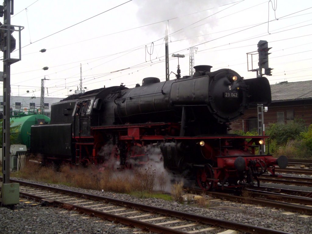 23 042 am 30.10.2011 bei der Ausfahrt aus dem Bahnhof Worms.