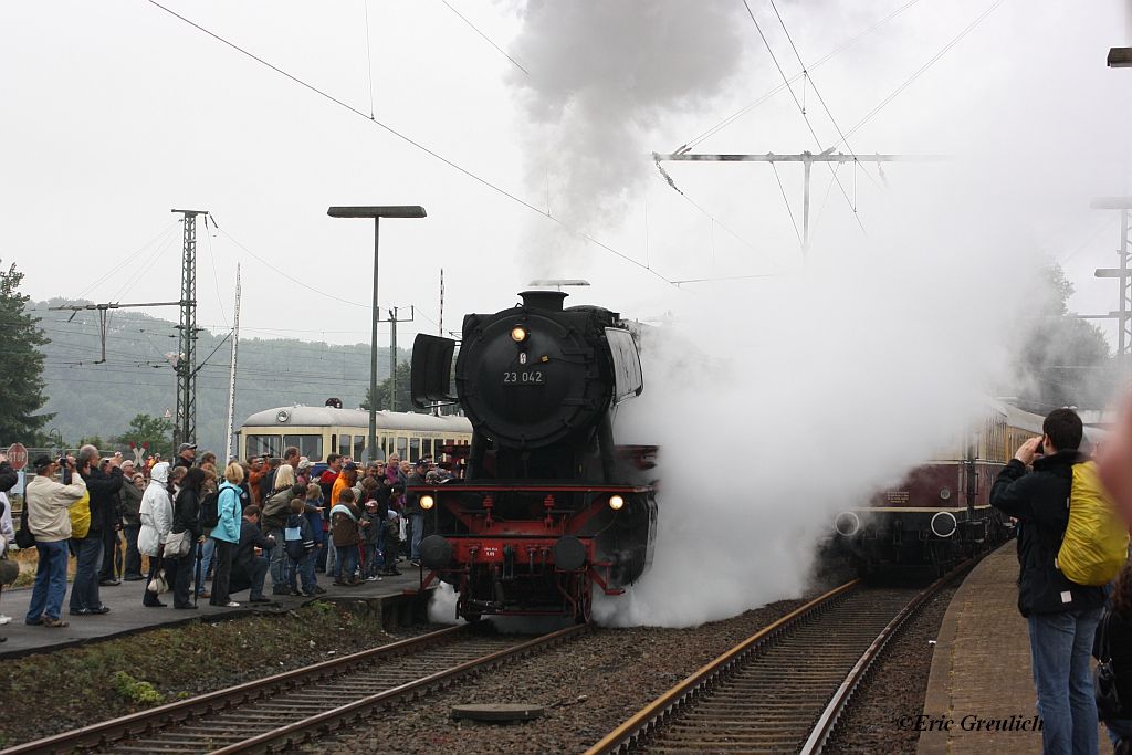 23 042 bei der Ausfahrt aus Altenbeken am 03.07.2011.